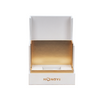 Boîte de parfum blanche de forces de défense principale de conception minimaliste avec des accents d'or et un logo en métal